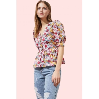 Kadın Çiçekli Desen Balon Kol V Yaka Gömlek Yaz Aylarının Vazgeçilmezi Stilin Buluştuğu Yer