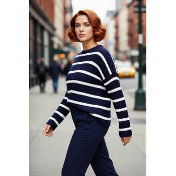 Kadın Çizgili Bisiklet Yaka Triko Kazak Lacivert Tonlarıyla Şık ve Rahat Kış Kombinleri İçin