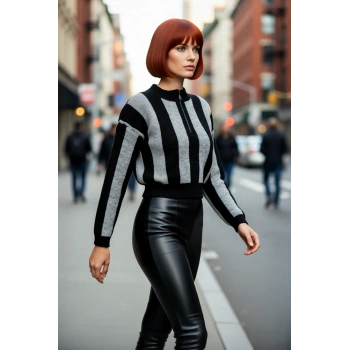 Kadın Çizgili Oversize Triko Kazak Fermuarlı Dik Yaka Detayıyla Günlük Stilinizi Tamamlar.