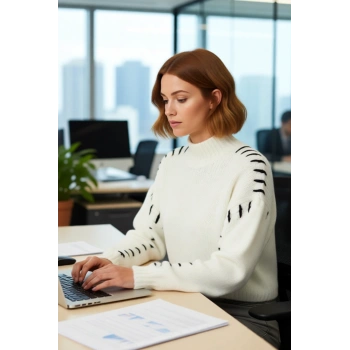 Kadın Crop Boy Oversize Dik Yaka İplik Detaylı Triko Kazak Soğuk Havaların Gözdesi Olarak Öne Çıkar