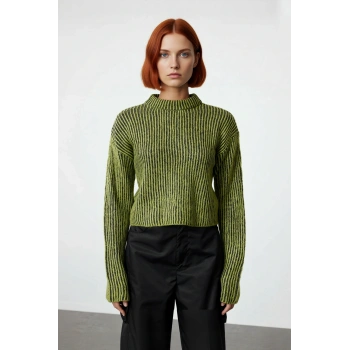 Kadın Dik Yaka Çizgili Crop Regular Kalıp Triko Kazak Soğuk Havalar İçin Şık Günlük Kombinler