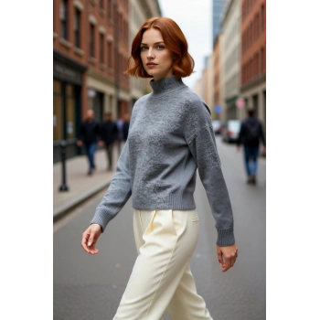 Kadın Dik Yaka Oversize Kalın Triko Kazak Düşük Kol Detaylarıyla Kış Aylarının Favori Parçası
