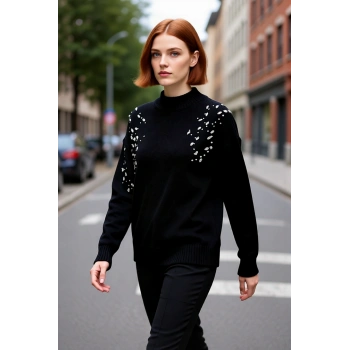 Kadın Dik Yaka Taş Detaylı Triko Kazak Oversize Kesimiyle Konfor Ve Zarafeti Bir Arada Sunuyor