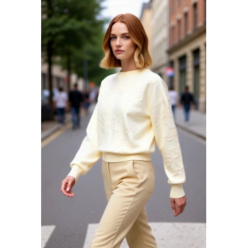 Kadın Ekru Çiçek Dokulu Regular Kesim Bisiklet Yaka Triko Kazak Kış Günleri İçin Konforlu Stil