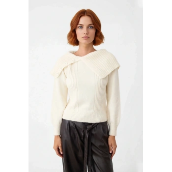 Kadın Ekru Devrik Yakalı Regular Kalıp Akrilik Triko Kazak Uzun Kollu Kışlık Şık Ve Rahat Giyim İçin