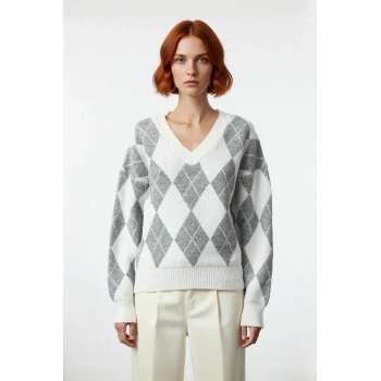 Kadın Ekru Gri Oversize V Yaka Baklava Desen Düşük Kol Kalın Triko Kazak Kışlık Kombinlerinize