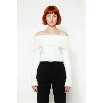 Kadın Ekru Regular Kalıp Carmen Yaka Tüylü Sakal İplikli Crop Triko Kazak Kış Sezonu Şıklığı