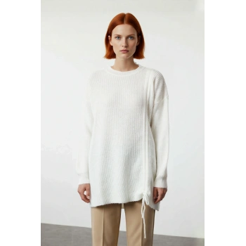 Kadın Ekru Relaxed Kalıp Düşük Kol Selanik Örgü Büzgü Detaylı Asimetrik Triko Kazak Kaliteli