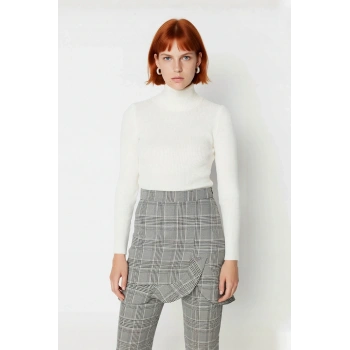 Kadın Fitted Balıkçı Yaka Düz Uzun Kol Triko Kazak Akrilik Materyaliyle Kış Şıklığı ve Konforu