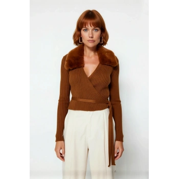 Kadın Fitted Kalıp Bağcıklı Kürklü Yaka Crop Triko Kazak Kışlık Kombinlerinize Şıklık Katıyor