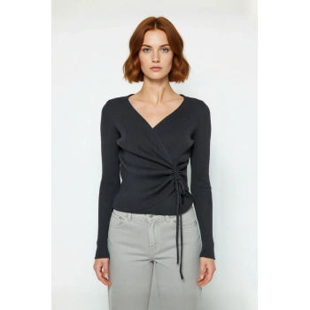 Kadın Fitted Kruvaze Yaka Bağcıklı Triko Üst Modern Günlük Kombinler İçin Şık Ve Rahat Seçim