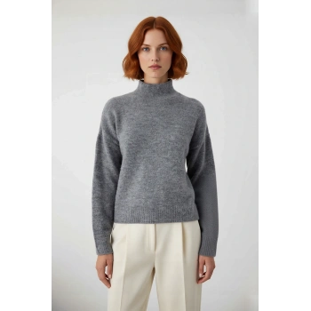 Kadın Gri Oversize Triko Kazak Dik Yaka Düşük Kol Detayıyla Kışın Rahat ve Şık Bir Tarz Kaliteli