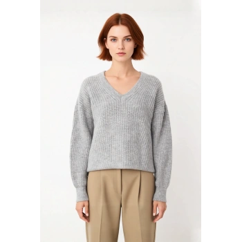 Kadın Gri Oversize V Yaka Triko Kazak Rahat Düşük Kol Fitilli Dokuma Kış Şıklığı Sunar Kaliteli