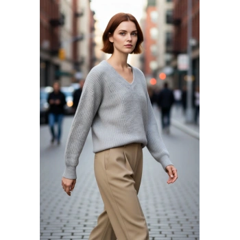 Kadın Gri Oversize V Yaka Triko Kazak Soğuk Havalarda Şıklık ve Konfor Sunan Düşük Kol Detayı