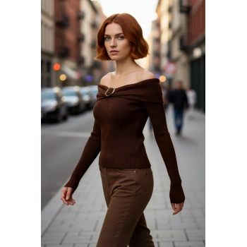 Kadın Kahverengi Aksesuar Detaylı Fitted Carmen Yaka Triko Kazak Soğuk Havalar İçin Şık Seçim