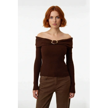 Kadın Kahverengi Fitted Carmen Yaka Aksesuar Detaylı İnce Triko Kazak Şık ve Konforlu Tasarım