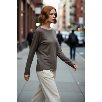 Kadın Kayık Yaka Uzun Kollu Regular Kalıp Triko Kazak Konforlu ve Şık Kış Kombinlerinin Anahtar