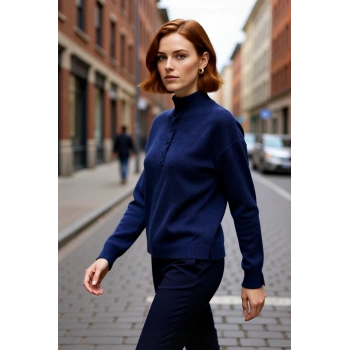 Kadın Lacivert Dik Yaka Düşük Kol Regular Triko Kazak Kış Günleri İçin Konfor Ve Stil Sunar