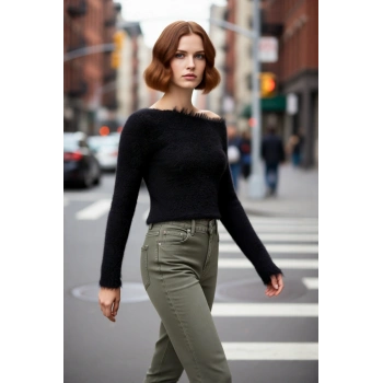 Kadın Modern Regular Kalıp Tüylü Triko Kazak Uzun Kollu Kayık Yaka Crop Tasarım Gündüz Gece Şıklığı