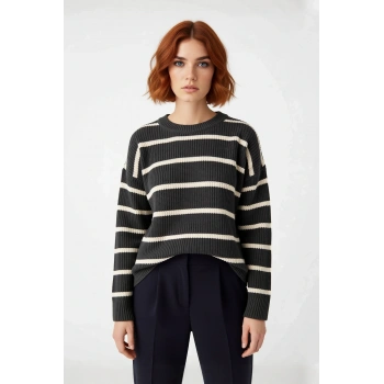 Kadın Oversize Bisiklet Yaka Çizgili Triko Kazak Kış Günleri İçin İdeal Şıklık ve Konfor Sunuyor