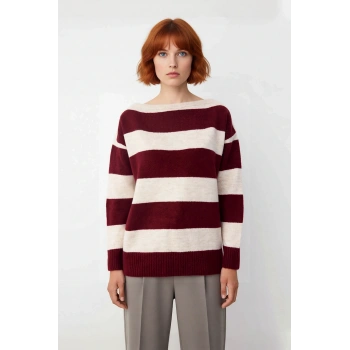 Kadın Oversize Çizgili Kayık Yaka Triko Kazak Soğuk Günler İçin Rahat Ve Şık Bir Tercih. Kaliteli