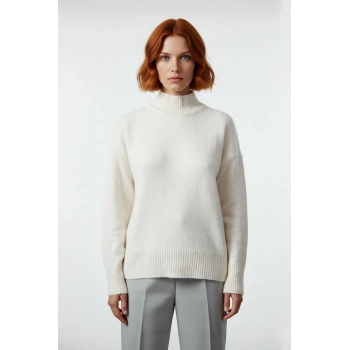 Kadın Oversize Dik Yaka Triko Kazak Ekru Rengiyle Kış Kombinlerine Şıklık Katan Yünlü Seçenek