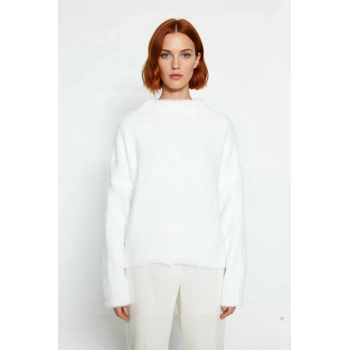 Kadın Oversize Dik Yaka Tüylü Triko Kazak Kış Sezonu İçin Modern ve Konforlu Bir Seçim Kaliteli