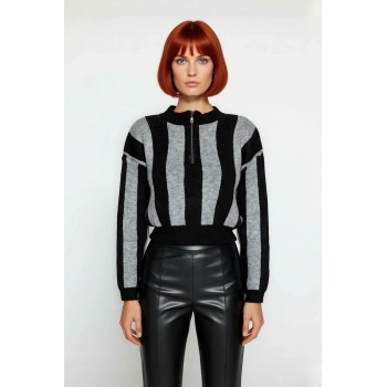 Kadın Oversize Fermuarlı Dik Yaka Çizgili Crop Triko Kazak Kış Kombinlerinin Vazgeçilmezi.