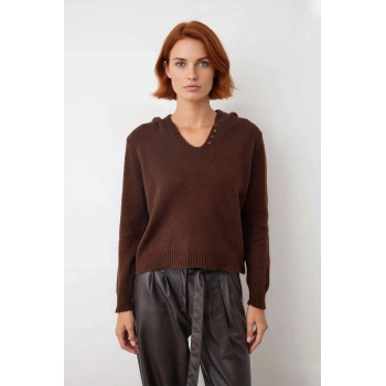 Kadın Oversize Kahverengi Kapüşonlu Triko Kazak Düşük Kollu Rahat ve Şık Günlük Kombinler İçin İdeal