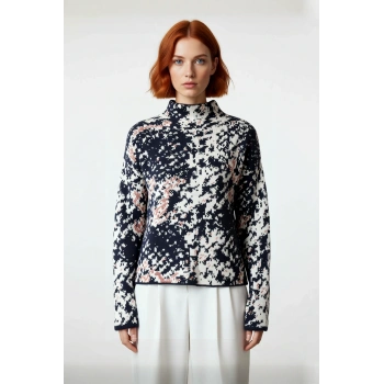 Kadın Oversize Kesim Dik Yaka Animal Desenli Uzun Kollu Triko Kazak Şık Ve Rahat Kullanım.