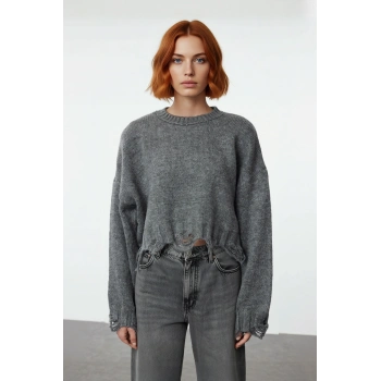 Kadın Oversize Triko Crop Kazak Düşük Kollu Akıtma Detaylı Yumuşak Dokusuyla Modern Şıklık Sunar