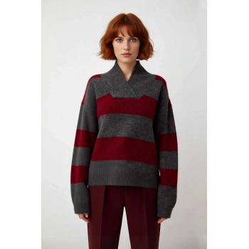 Kadın Oversize V Yaka Çizgili Düşük Kol Triko Kazak Kış Sezonu İçin Şık Ve Rahat Bir Seçim