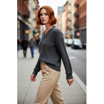 Kadın Regular Kalıp Akrilik Triko Kazak Ajurlu V Yaka Düşük Kol Kış Mevsimi İçin İdeal Şıklık.