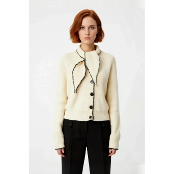 Kadın Regular Kalıp Fular Yaka Triko Kazak Özel Kontrast Detayları ile Şık ve Rahat Bir Görünüm