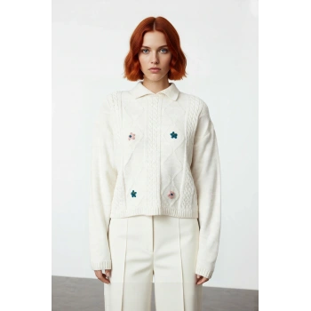 Kadın Regular Kalıp Polo Yaka Saç Örgü Desenli Crop Akrilik Triko Nakışlı Çiçek Detaylı Kışlık Kazak