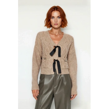 Kadın Regular Kalıp V Yaka Saç Örgü Desenli Düşük Kol Crop Triko Kazak Kurdele Fiyonk Detaylı