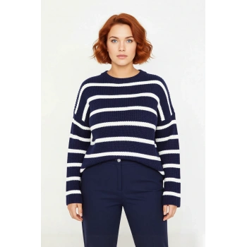 Kadın Relaxed Kalıp Düşük Omuz Triko Kazak Akrilik Materyaliyle Kış Günlerinin Vazgeçilmezi