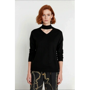 Kadın Siyah Regular Kalıp Choker Yaka Triko Kazak Modern Şıklığı Kışın Sıcak Tutuşla Birleştiriyor