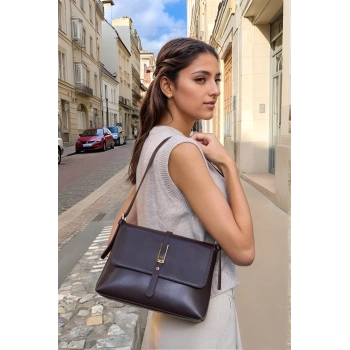 Kadın Toka Detaylı Deri El ve Omuz Çantası Modern Günlük Kullanıma Uygun Tasarım