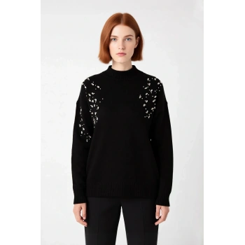 Kadın Triko Oversize Dik Yaka Düşük Kol Taş İşlemeli Kazak Kış Sezonu İçin Rahat Ve Şık Bir Seçim