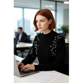 Kadın Uzun Boy Düşük Kol Dik Yaka Triko Kazak İşlemeli Tasarımıyla Soğuk Günlerin Vazgeçilmezi