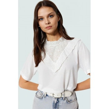 Kadın Yazlık Pamuklu Brodeli Bluz Dik Yaka Regular Kalıp Profesyonel Görünüm Rahat Ve Şık