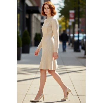 Kadınlar İçin Bej Rengi A Kesim Balon Kol Dik Yaka Akrilik Triko Mini Elbise Kış Kombinleri.