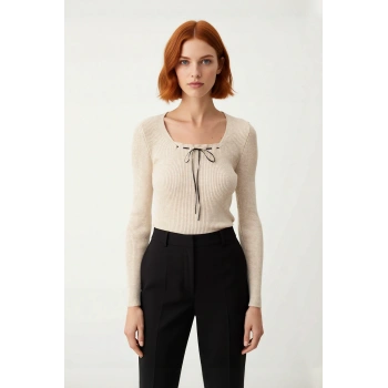 Kadınlar İçin Bej Rengi Kare Yaka Fitted Uzun Kollu Triko Kazak Günlük Kombinlere Zarif Bir Dokunuş