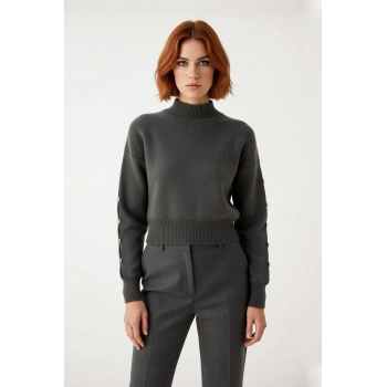 Kadınlar İçin Dik Yaka Regular Kalıp Düşük Kol Düğme Detaylı Triko Kazak Soğuk Günlerin Şık Seçimi