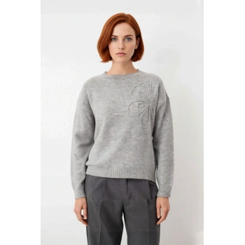 Kadınlar İçin Nakışlı Çiçek Desenli Gri Triko Kazak Bisiklet Yaka Regular Kalıp Kış Şıklığı