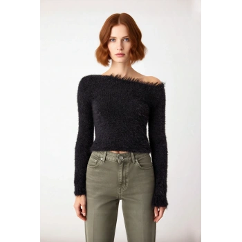 Kadınlara Özel Crop Tasarım Kayık Yaka Tüylü Triko Kazak Kış Günleri İçin İdeal Uzun Kollu Rahat