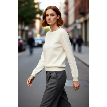 Kadınlara Özel Ekru Regular Kalıp Bisiklet Yaka Kalp İşlemeli Triko Kazak Kış Günleri İçin Harika