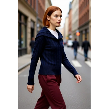 Kadınlara Özel Lacivert Düz Desenli Devrik Yaka Crop Kesim Triko Kazak Günlük Kullanım İçin İdeal.