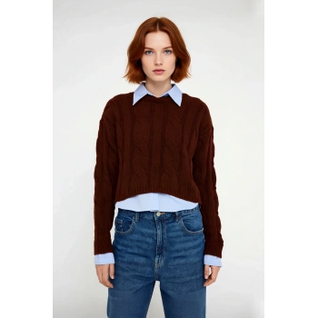 Kadınlara Özel Regular Kesim Saç Örgü Desenli Düşük Kollu Crop Triko Kazak Akrilik Konforu Sunuyor